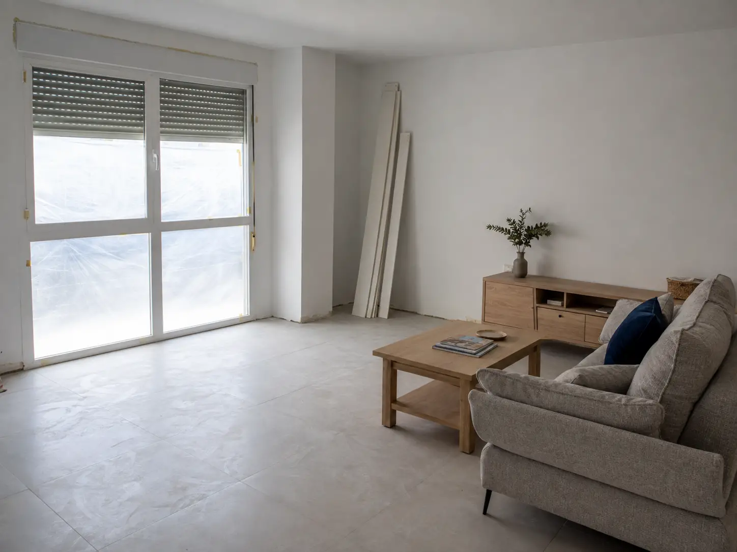 Vivienda recién reformada con polvo de obra en el suelo