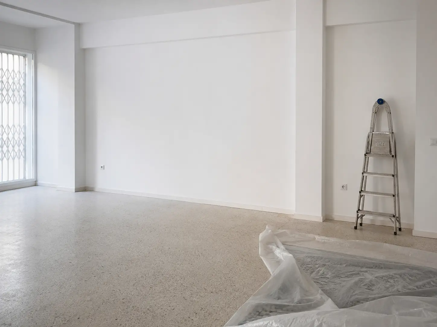 Local vacío recién pintado, antes de abrir